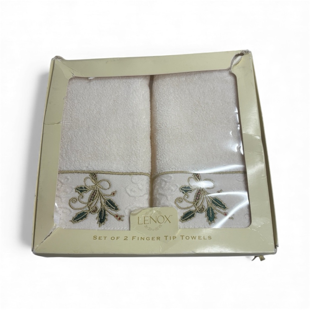 Lenox Cream Green Red Gold Embroidered set of 2 Finger Tip Towels